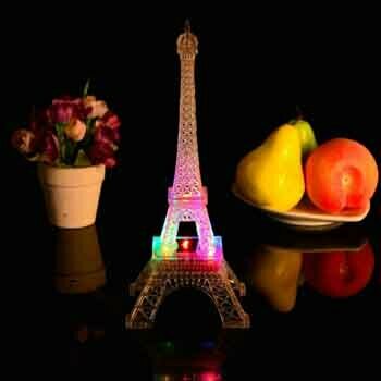 Mô hình tháp Eiffel đổi 7 màu