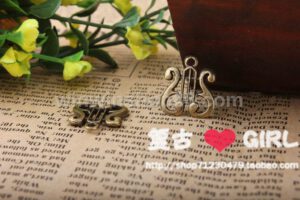 Mặt dây chuyền hình cây đàn vintage mdc79 - Hình ảnh 2