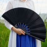 mua-quat-vai-gap-co-lon-mau-den-trang-tri-chup-hinh-nghe-thuat-quan-12